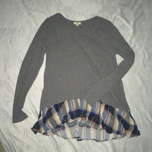 GREY, LONG SLEEVE SWEATER WITH FLOWY PLAID ACCENT